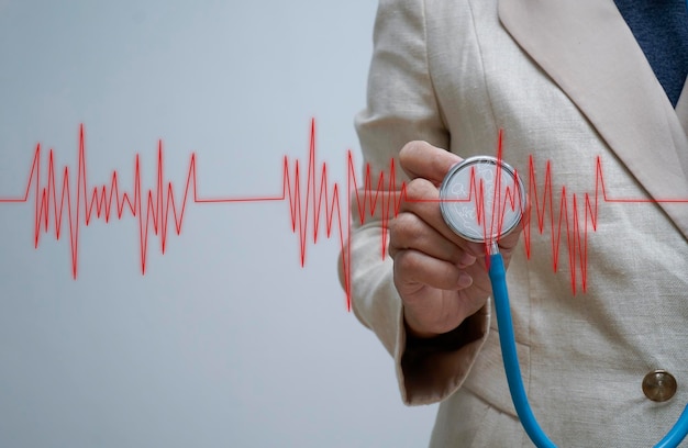 Foto mão de médico com estetoscópio ouvindo batimentos cardíacos