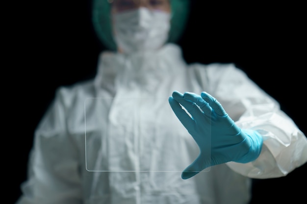 Mão de médico segura a tela do tablet transparente mostrando o vazio na tela.