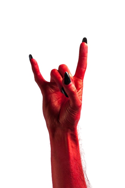 Mão de monstro do diabo vermelho de Halloween com unhas pretas contra um fundo liso