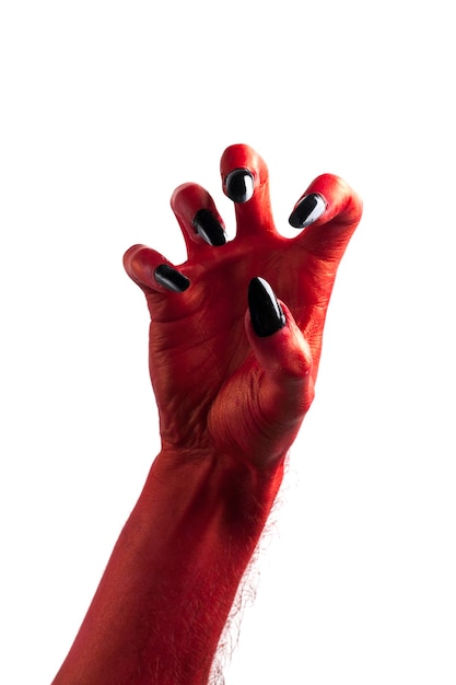 Foto mão de monstro do diabo vermelho de halloween com unhas pretas contra um fundo liso