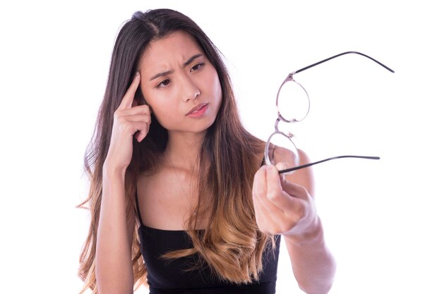 Foto mão de mulher asiática segurando prepare-se para usar os óculos