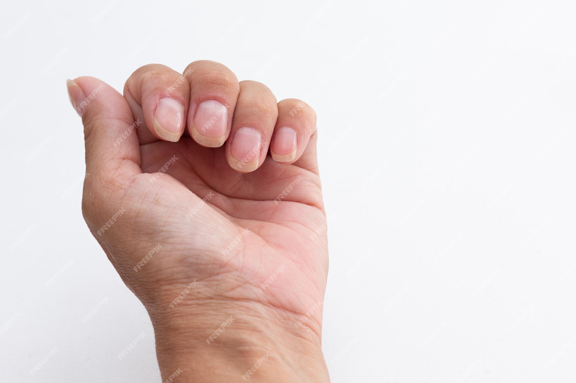 Mãos bem cuidadas senhora pintando unhas de polimento manicure isolada em  fundo branco