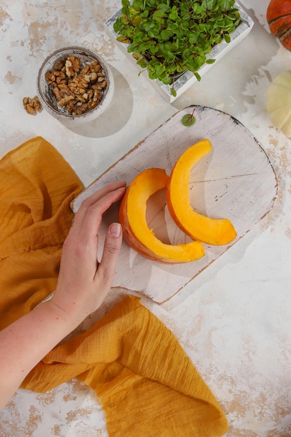 Foto mão de mulher com fatias de abóbora sobremesa saudável para gourmets foco seletivo