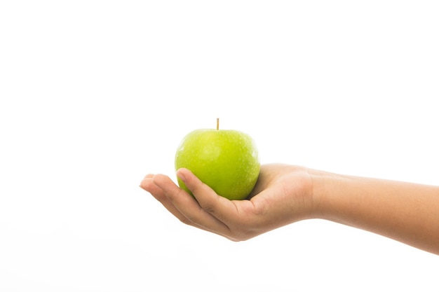 Mão de mulher com maçã verde isolada no fundo branco