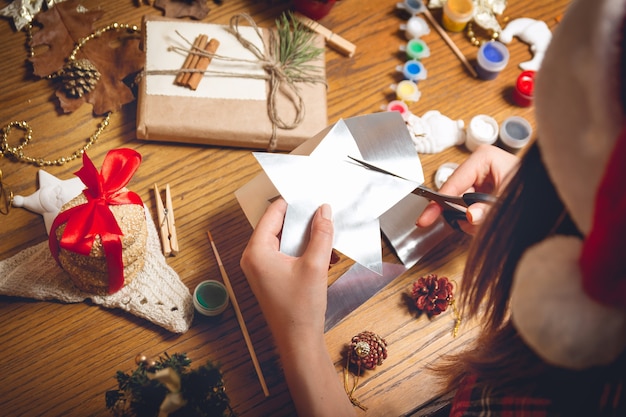 Foto mão de mulher criando decorações de natal