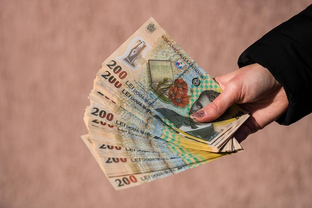 Foto mão de mulher dando dinheiro como suborno ou gorjetas isolado lei notas de moeda perto de recompensa por trabalho duro finanças e conceito de negócios