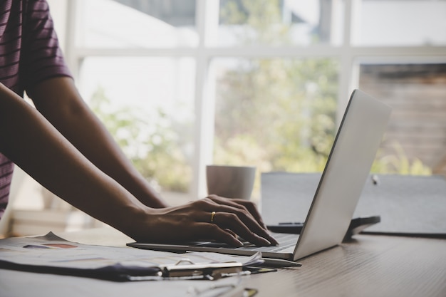 Mão de mulher de escritório está digitando no computador de negócios