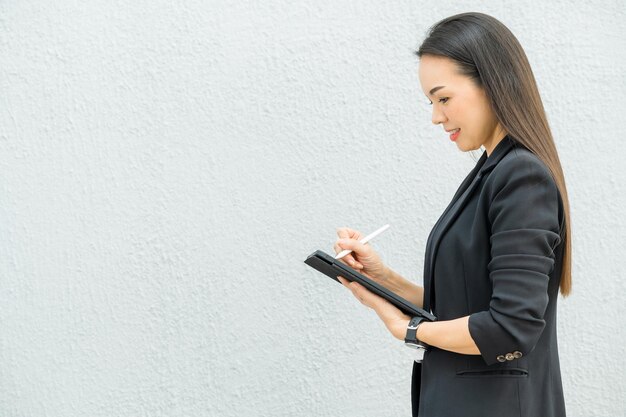 Mão de mulher de negócios asiática usando um tablet digital para enviar e-mails