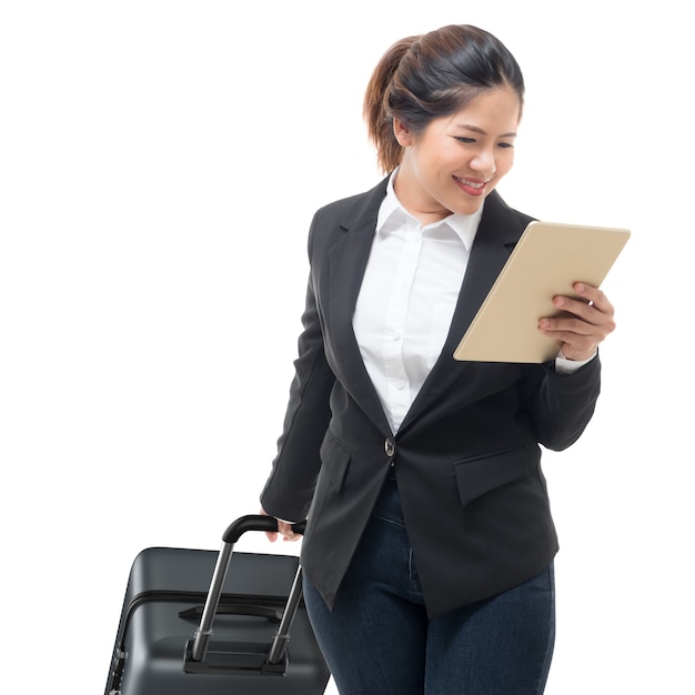 Mão de mulher de negócios segurando o tablet enquanto carrega a bagagem