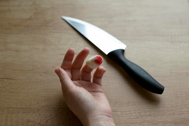 Mão de mulher e bandagens no dedo A mulher feriu o dedo