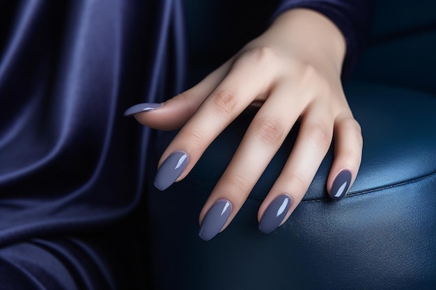 Mão de mulher glamour com esmalte de unhas azul marinho em suas unhas manicure de unhas marinho com gel