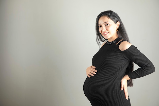 Mão de mulher grávida na barriga