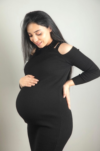 Mão de mulher grávida na barriga