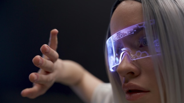 Mão de mulher metaversa tocando o espaço virtual Pessoa explorando o close do videogame