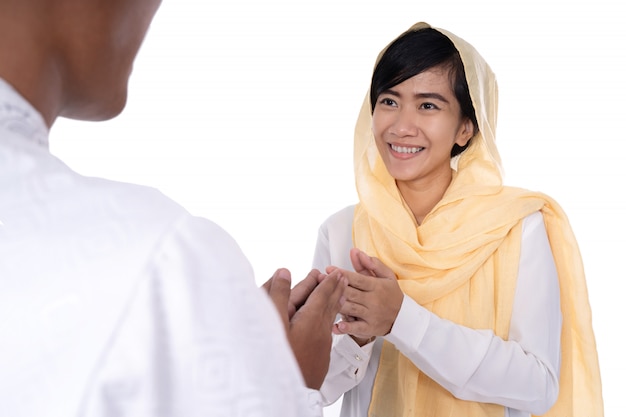 Mão de mulher muçulmana tocando apertar a mão