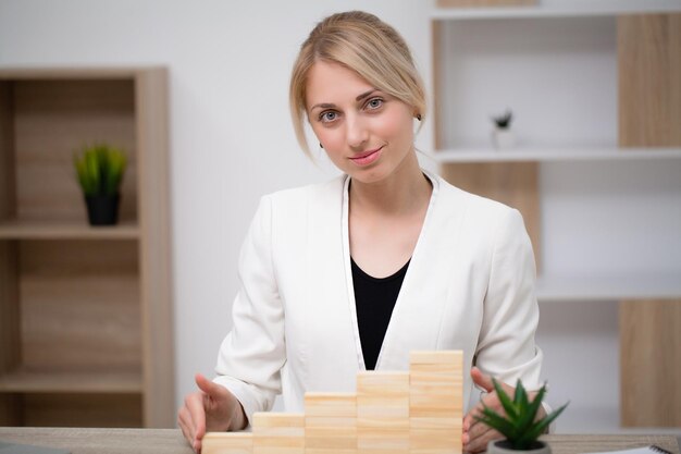 solteiro triste mulher reclamando segurando uma gravidez teste sentado em  uma sofá dentro a vivo quarto às lar. depressivo Preto menina segurando  negativo gravidez teste. 20419033 Foto de stock no Vecteezy