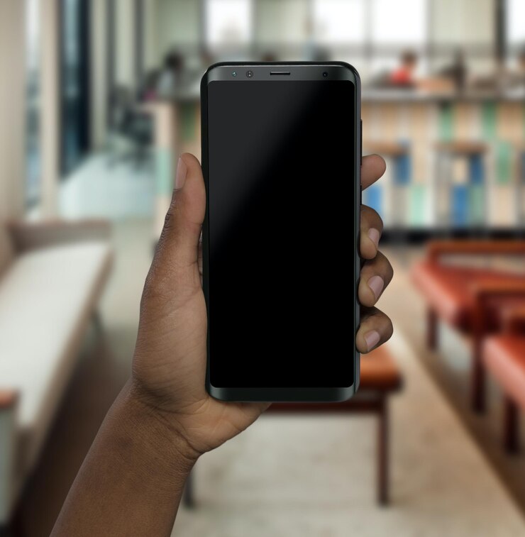 Foto mão de mulher segurando telefone inteligente tela em branco espaço de cópia mão segurando smartphone no escritório