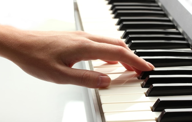 Mão de mulher tocando sintetizador