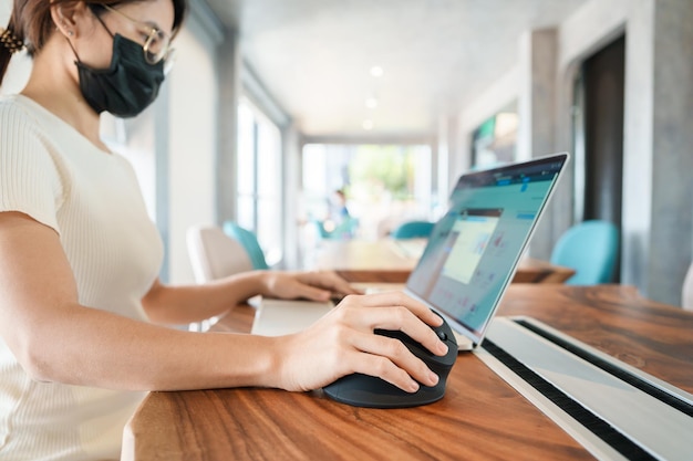 Mão de mulher usando computador ergonômico prevenção do mouse dor no pulso porque trabalhando muito tempo de quervain s tenossinovite sintoma síndrome do túnel do carpo ou conceito de síndrome do escritório