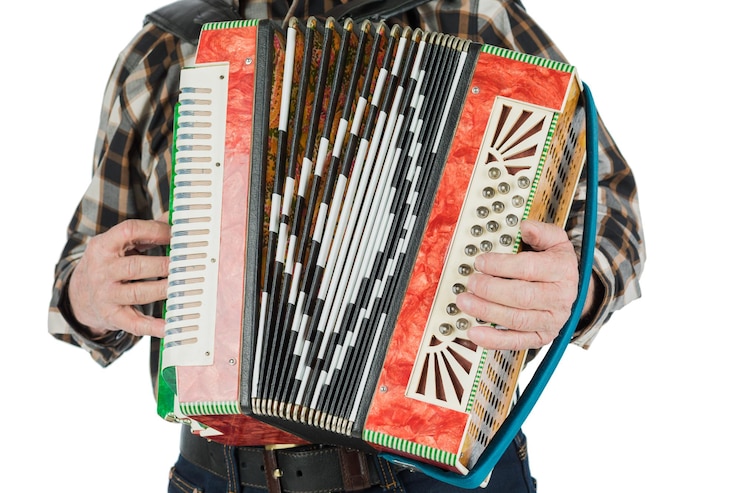 Foto mão de músico tocando acordeões closeup. isolado no fundo branco.