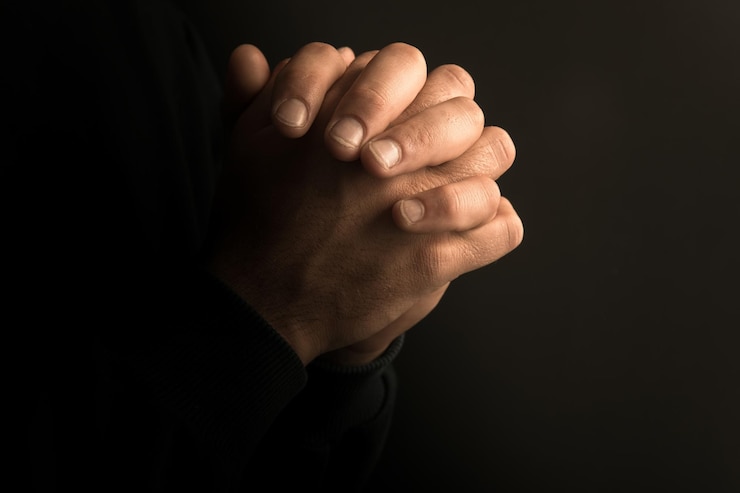 Foto mão de oração a deus