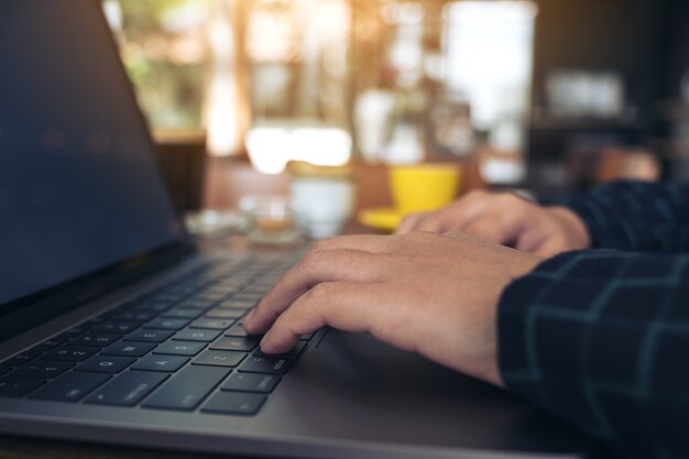 Foto mão de pessoas usando o computador portátil