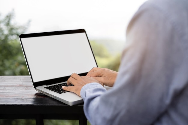 Mão de tela de computador Trabalho masculino usando laptop com fundo branco para informações de pesquisa de negócios de contato de publicidade na mesa