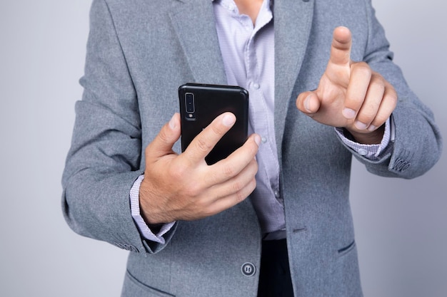 Mão de telefonistas segurando mensagens de texto usando celular no sofá em casa