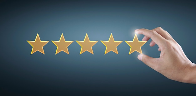 Mão de tocar a ascensão no aumento de cinco estrelas. Aumente a avaliação da classificação e o conceito de classificação
