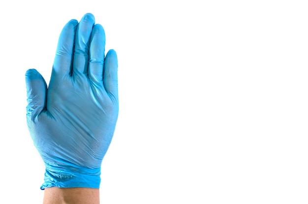 mão de um médico em uma luva azul isolada no branco