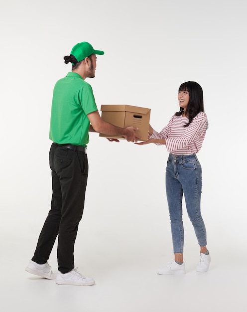 Mão de uma jovem asiática aceitando uma entrega de caixas do entregador isolado no fundo branco