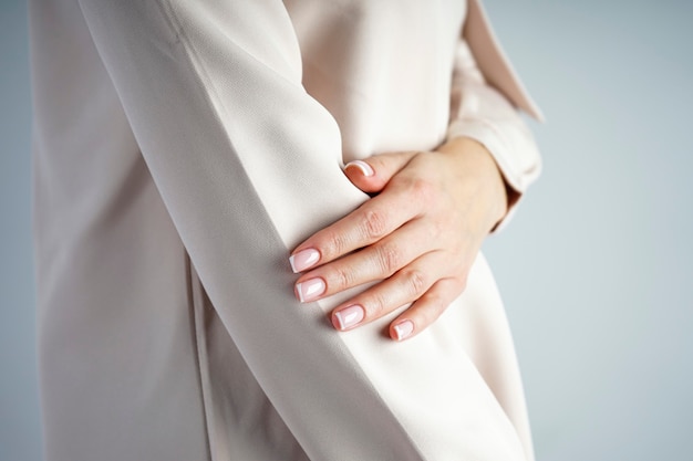 Mão de uma jovem garota com uma bela manicure francesa.