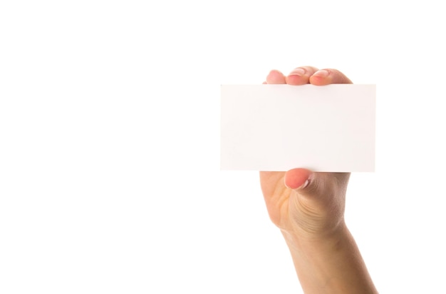 Mão de uma jovem segurando um cartão branco sobre fundo branco em estúdio