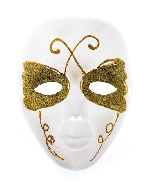 mão de uma jovem segurando uma máscara de carnaval dourada isolada no fundo branco