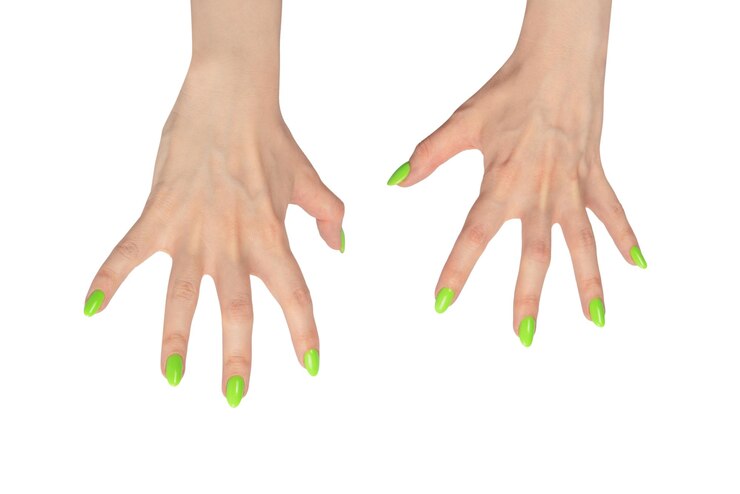 Foto mão de uma mulher com pregos verdes segurando algum objeto minúsculo ou fino isolado em um fundo branco