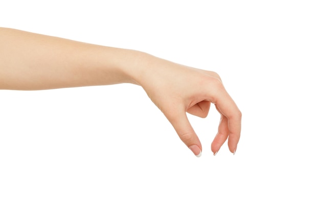 Mão de uma mulher fazendo gestos enquanto agarre alguns itens isolados no fundo branco, close-up, recorte, espaço de cópia