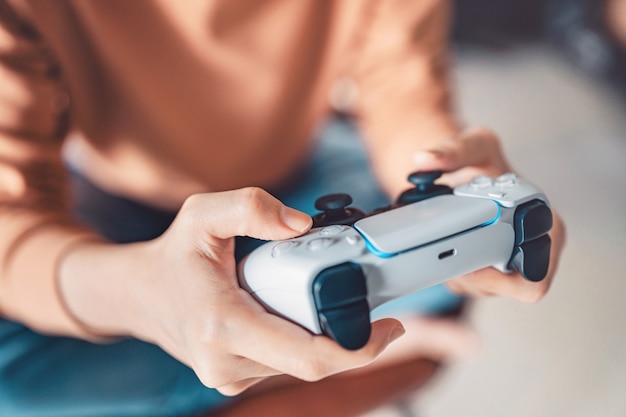 Mão de uma mulher jogando jogos de computador com joystick