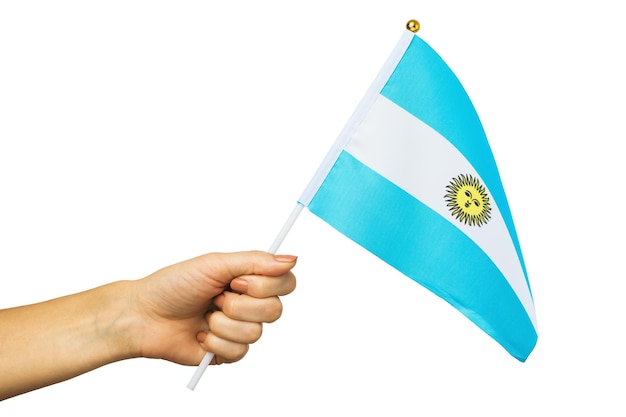 Mão de uma mulher segurando a bandeira da Argentina isolada no modelo de fundo branco para designers