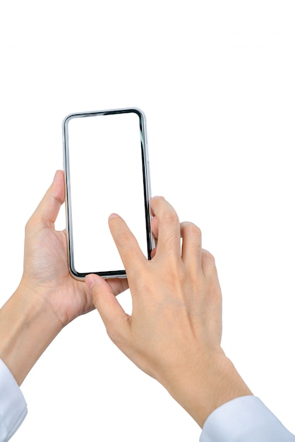 Mão de uma mulher segurando e usando o smartphone. Closeup mão tocando smartphone com tela em branco isolada Telefone móvel com tela em branco.