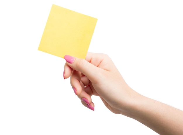 Mão de uma mulher segurando o papel para cartas amarelo em branco