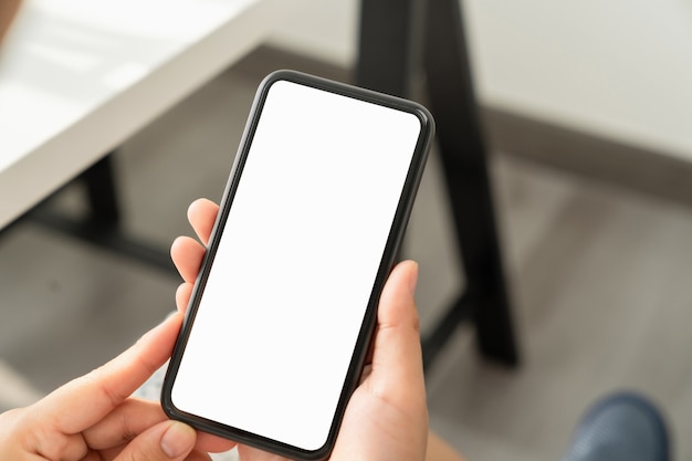 Foto mão de uma mulher segurando um smartphone e a tela está em branco