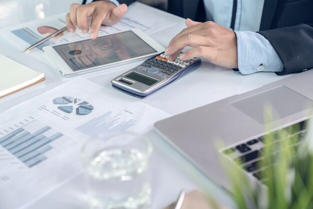 Mão de vista superior da equipe de negócios durante a reunião de mesa de trabalho de conferência