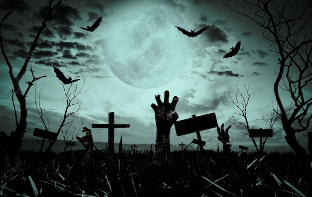 Mão de zumbi saindo de um túmulo em uma noite assustadora conceito de Halloween