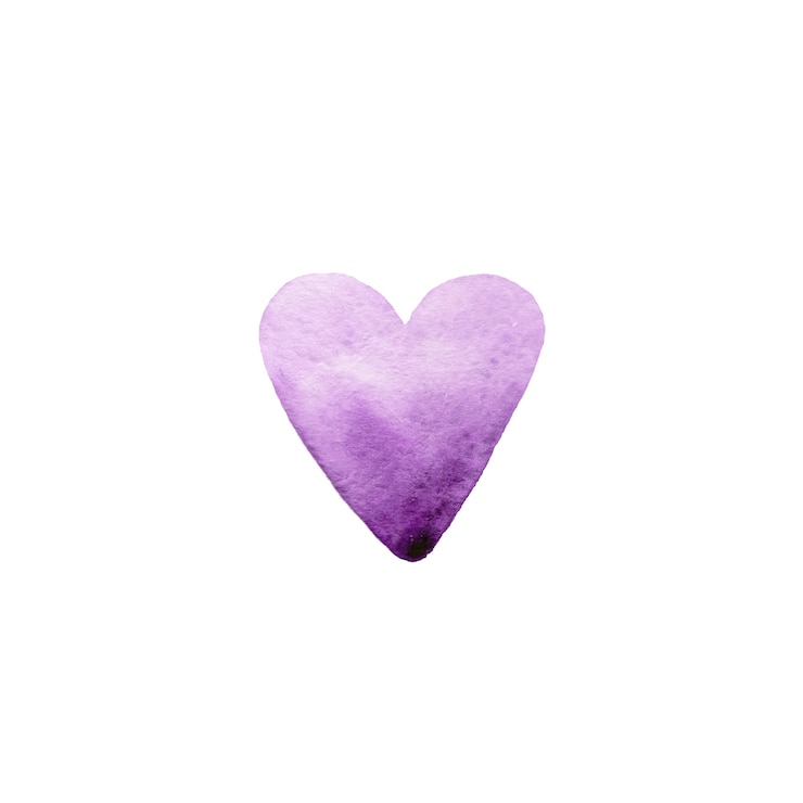 Foto mão desenhada aquarela coração violeta sobre fundo branco.