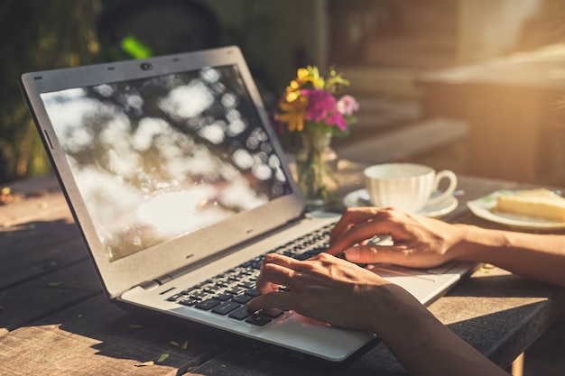 Mão, digitando, ligado, teclado, com, xícara café