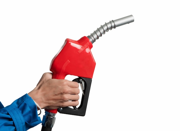 Mão do close up que guarda o bocal diesel do óleo para o distribuidor de combustível gasohol 91.