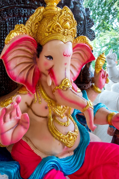 Mão do deus hindu Ganesha durante o festival