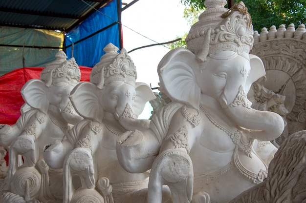 Mão do deus hindu Ganesha durante o festival