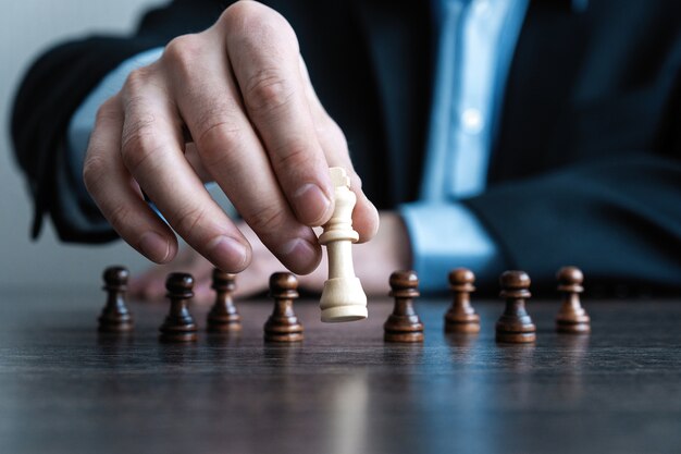 mão do empresário em movimento jogo de tabuleiro de xadrez em jogo de  sucesso de competição 4845183 Foto de stock no Vecteezy