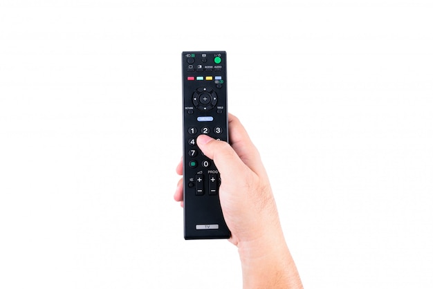 Mão do homem asiático segurando um controle remoto de TV nas mãos no fundo branco ou isolado